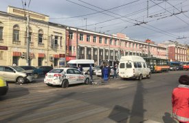 В Туле у Белого дома столкнулись сразу четыре автомобиля