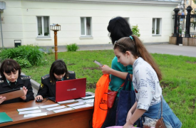 В Центральном парке приставы рассказывали отдыхающим тулякам о долгах