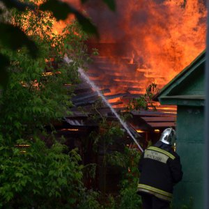 Улица Шухова в огне: горит блок сараев (ФОТО)