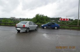 В Алексине две иномарки не поделили мост