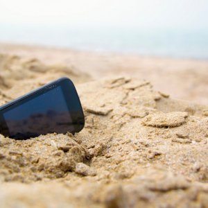 Кража на пляже: в Центральном парке подросток стащил у отдыхающего смартфон