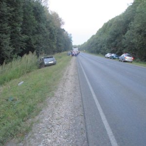 В Тульской области водитель «ВАЗа» зацепил два автомобиля и перевернулся