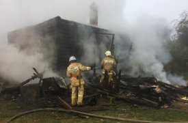 В Суворовском районе дом сгорел вместе с террасой