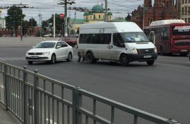 В центре Тулы «Фольксваген» въехал в маршрутку