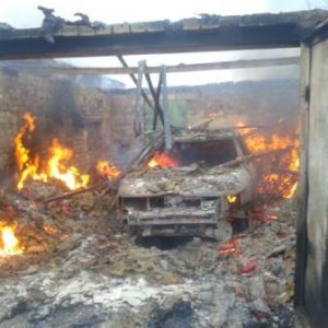 В Тульской области 13 человек тушили горящий дом