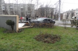 ДТП в центре Тулы: водитель снес остановку на проспекте Ленина