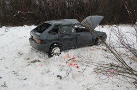 Под Тулой две женщины пострадали в перевернувшейся легковушке