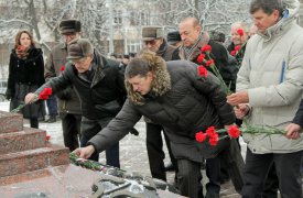 В Туле Алексей Дюмин возложил цветы на площади Победы и у стелы