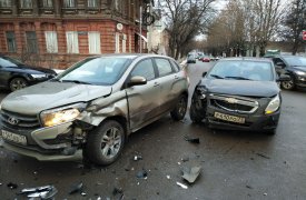 На «злополучном перекрёстке» в Центральном округе Тулы разбились две машины