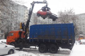 В Туле автокран эвакуирует брошенные автомобили