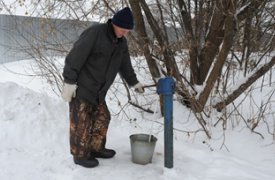 Сломанная водопроводная колонка лишила пенсионеров нормальной жизни