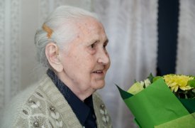 Алексей Дюмин поздравил жительницу Донского со 100-летним юбилеем