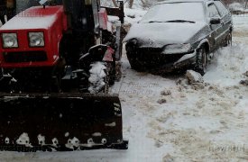 На Косой Горе снегоуборочный трактор смял легковушку