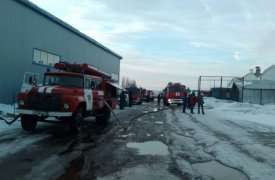 В Туле 22 человека тушили пожар на складе
