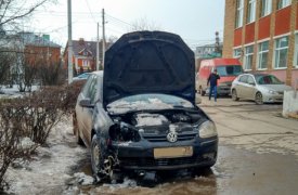 В Туле возле ГКЗ сгорел «Фольксваген Гольф»