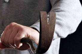 Житель Новомосковска пытался убить сожительницу гвоздодёром и канцелярским ножом