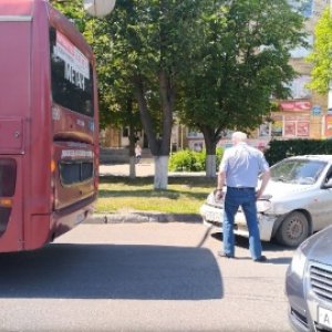 В Туле на Волнянского иномарка протаранила рейсовый автобус