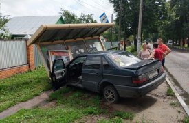 В Туле на ул. Циолковского «Фольксваген» снёс остановку. ФОТО