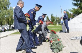 Алексей Дюмин возложил цветы к мемориалу погибшим десантникам на территории 106-ой воздушно-десантной дивизии