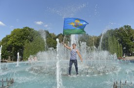 ЗА ВДВ: полиция обеспокоилась здоровьем тульских десантников и предложила им переместиться из фонтанов в пруд