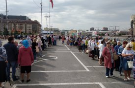 Паломников, стоящих в очереди к мощам Спиридона Тримифунтского, поят горячим чаем из самовара