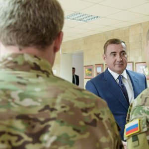 Алексей Дюмин вручил тульским ФСБшникам новое обмундирование и спецсредства