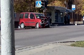 В Туле на ул. Зорге «Фольксваген» вынесло на тротуар в результате ДТП