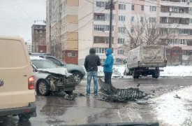 Две иномарки столкнулись в Пролетарском округе