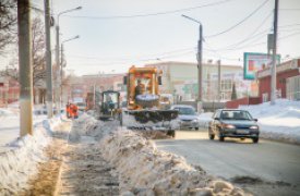 На тульских улицах активно убирают снег