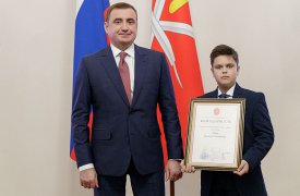 Алексей Дюмин наградил тульских волонтёров
