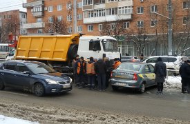 В Пролетарском районе Тулы самосвал протаранил учебный автомобиль