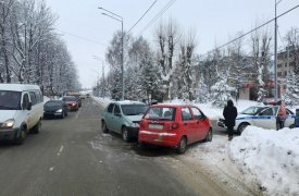 В Новомосковске женщина с 7-летним ребенком пострадали в ДТП