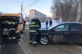 В Новомосковске иномарка влетела в маршрутку с пассажирами