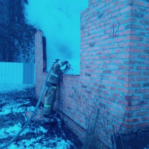 7 человек тушили горящий дом под дачу в Щекинском районе