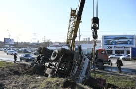 В Туле на ул. Рязанской перевернулся автокран. ВИДЕО