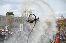 Полет во сне и наяву. Флайбордисты в Туле устроили фееричное шоу на Упе