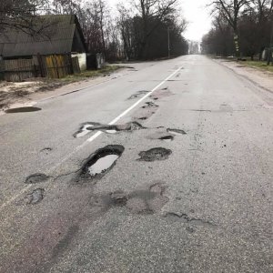 В Новомосковске из-за разбитой дороги школьный автобус не мог проехать, чтобы забрать детей на занятия