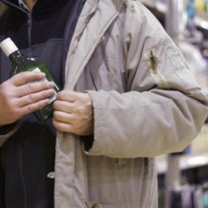 Угрожая продавцам житель Новомосковска забрал из супермаркета 4 бутылки пива
