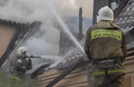 Тульские пожарные боролись с огнем в ангаре