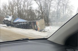 В Тульской области под Плавском опрокинулся большегруз