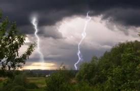 Погода испортится: в Тульской области ожидается гроза, град и сильный ветер