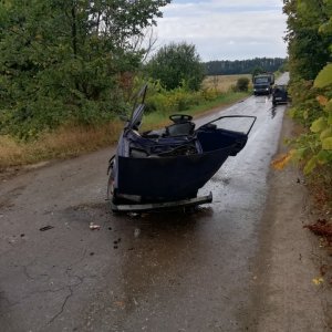 В Тульской области при аварии машина разлетелась пополам