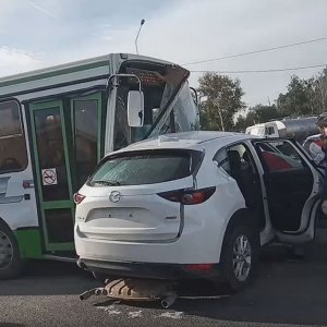 В Новомосковске пассажирский автобус не поделил дорогу с «Маздой»