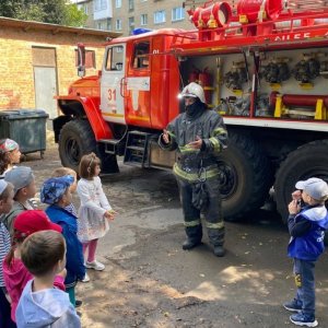 Сотрудники тульского МЧС познакомили дошколят с пожарной техникой