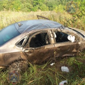 В Тульской области в ДТП перевернулся автомобиль: два человека госпитализированы