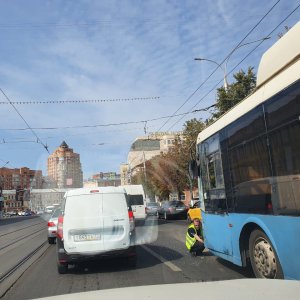 В Туле на ул. Советской маршрутка врезалась в троллейбус