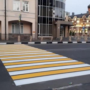 В Туле на пешеходные переходы наносят дорожную разметку