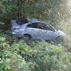 Под Тулой Nissan слетел в кювет и врезался в дерево