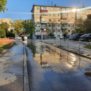 В Заречье из-за коммунальной аварии на территории детской больницы затопило ул. Демидовскую