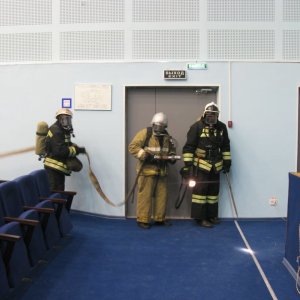 Сотрудники МЧС потушили условный пожар в Архангельском Центре культуры и досуга